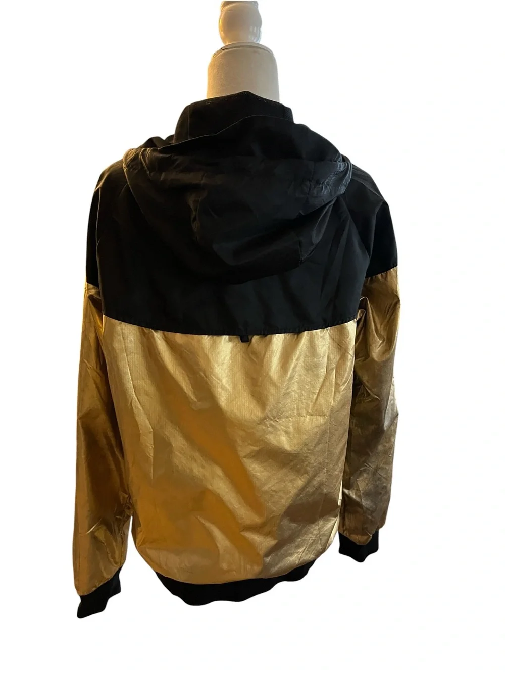 NIKE  Sportswear Windrunner Metallic Gold and Black Hooded Jacket Size Medium